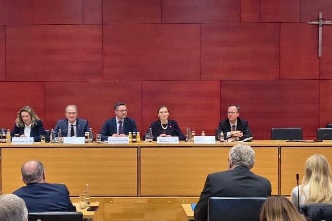 Zeitwende on Tour Diskussion auf einer Bühne mit mehreren Sprechern und Publikum im Hintergrund.