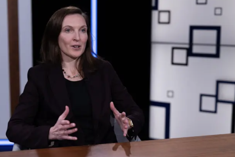 Gerlinde Groitl bei NZZ Standpunkte Gerlinde Groitl sitzt an einem Tisch und spricht, mit Händen gestikulierend.