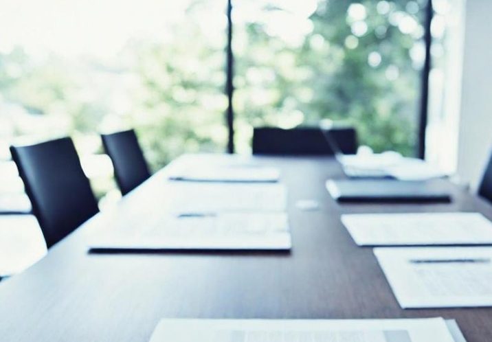 Gerlinde Groitl Porträtfoto 4 Gerlinde Groitl in einem dunkelblauen Blazer mit Muster am Saum, steht vor einem neutralen Hintergrund.