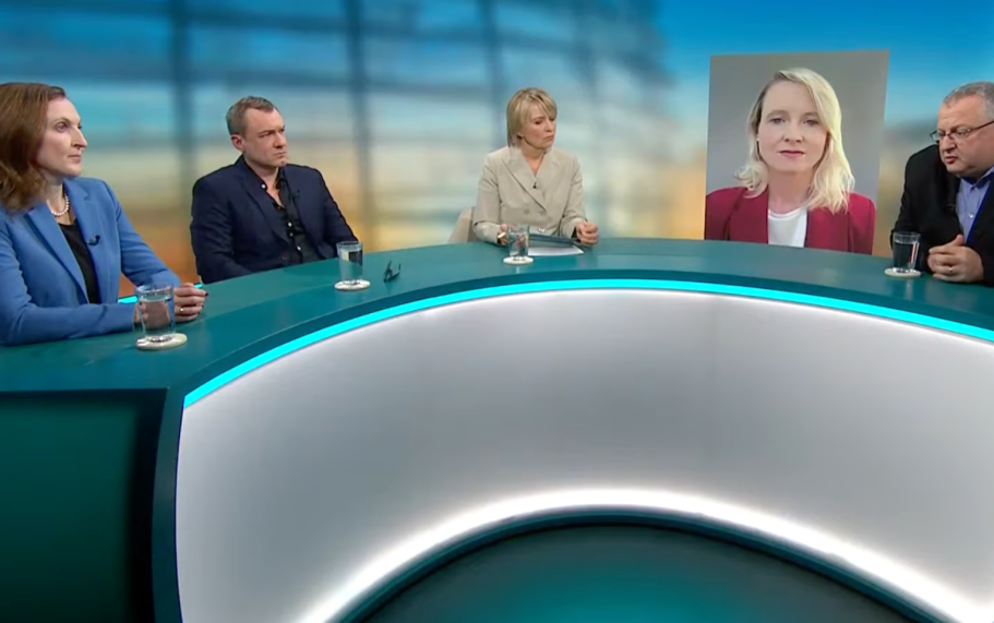 Phoenix Runde USA unter Trump Diskussionsrunde im TV-Studio mit vier Personen am Tisch und einer remote zugeschalteten Person.