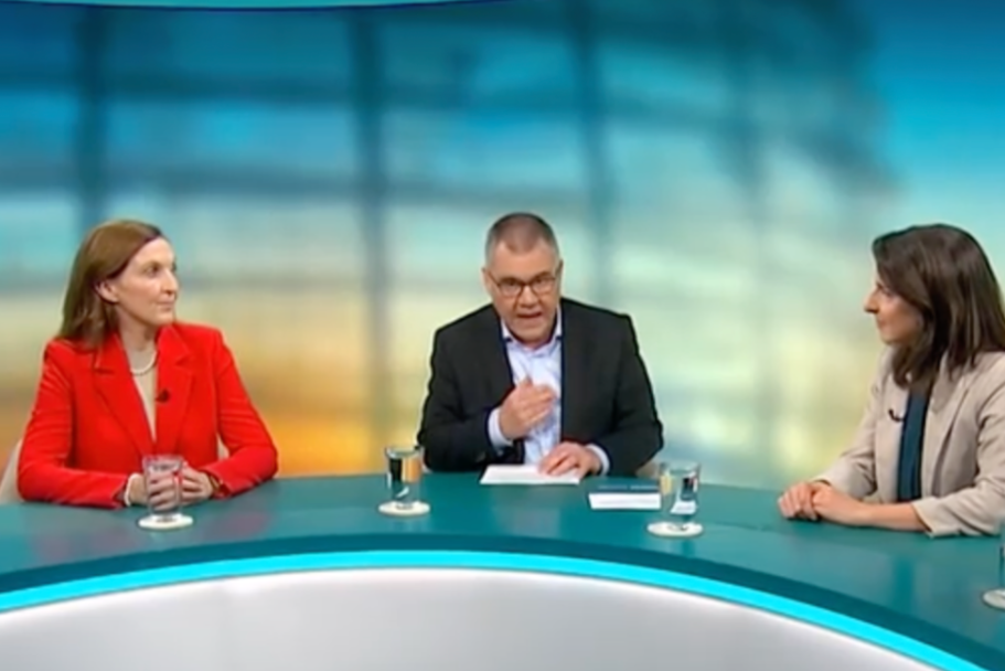 Phoenix Runde zum Thema Trumps Ukrainekurs Studioaufnahme Phoenix Runde mit Gästen und Moderator