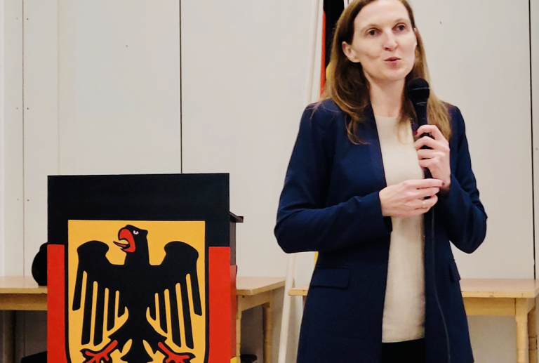 Zeitwende on Tour Diskussion auf einer Bühne mit mehreren Sprechern und Publikum im Hintergrund.