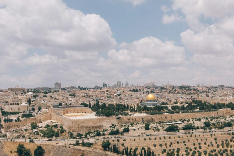 Symbolbild Israel Blick auf Jerusalem mit der goldenen Kuppel des Felsendoms und Wolken am Himmel.
