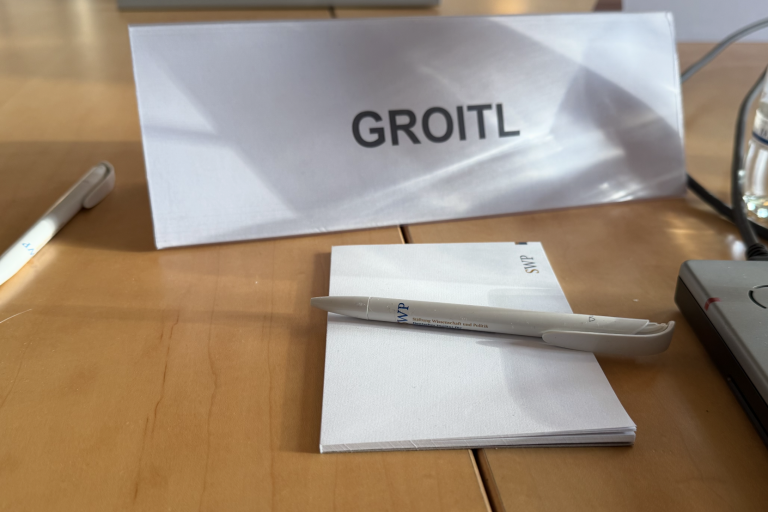 Zeitwende on Tour Diskussion auf einer Bühne mit mehreren Sprechern und Publikum im Hintergrund.