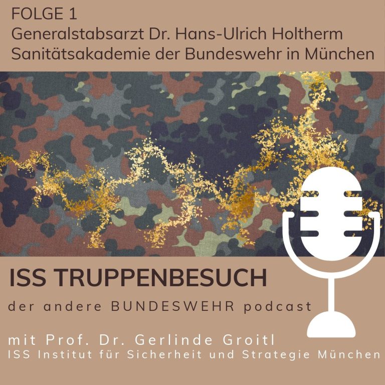Coverbild Folge 1 Logo für den Podcast "ISS TRUPPENBESUCH" mit militärischem Camouflage-Hintergrund und Mikrofon.
