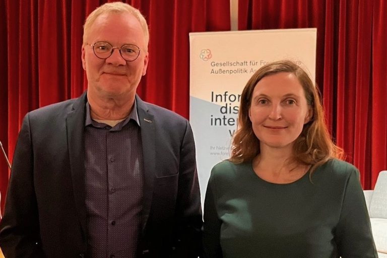 Zeitwende on Tour Diskussion auf einer Bühne mit mehreren Sprechern und Publikum im Hintergrund.