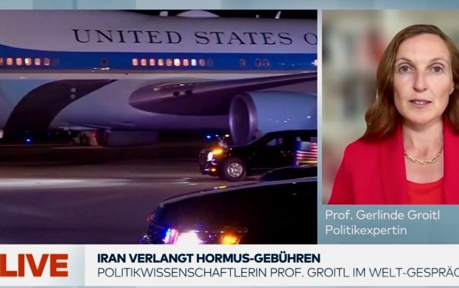 BR24 Interview Nachrichtenszene im Fernsehstudio mit US-Präsident Trump und Bundeskanzler Merz im Hintergrund.