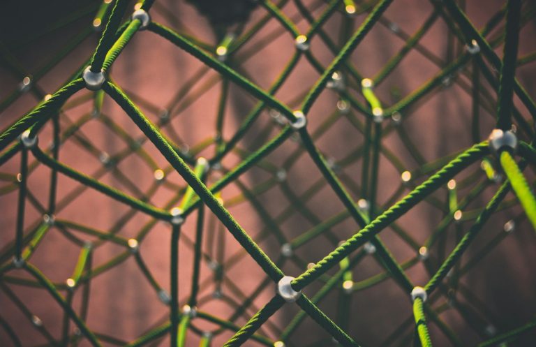 Netzwerkstruktur mit grünen und grauen Verbindungen auf einem strukturierten Hintergrund.