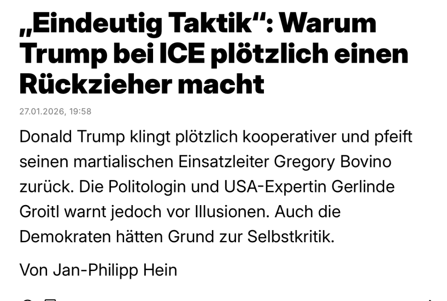 Meldung Zeitungsinterview Hände tippen auf einer weißen Tastatur auf einem Holztisch.