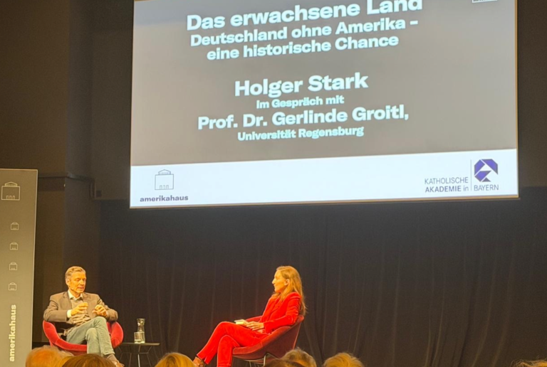 Zeitwende on Tour Diskussion auf einer Bühne mit mehreren Sprechern und Publikum im Hintergrund.
