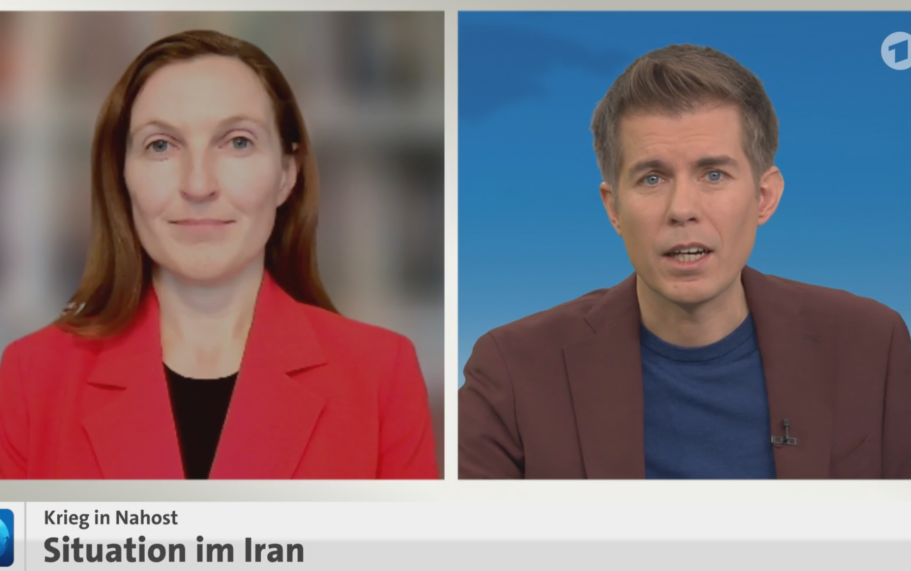 Phoenix Runde USA unter Trump Diskussionsrunde im TV-Studio mit vier Personen am Tisch und einer remote zugeschalteten Person.