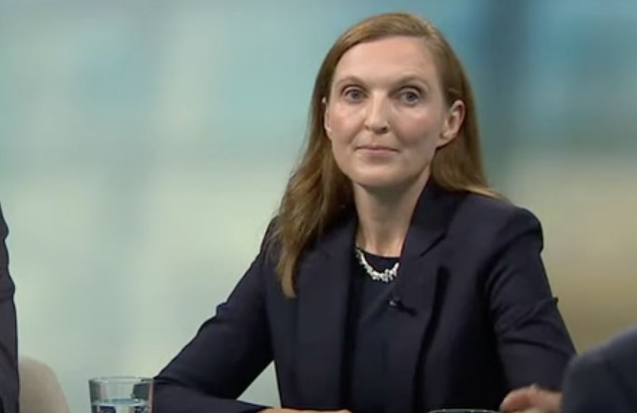 Phoenix Runde Weltordnung im Umbruch Frau mit langen, braunen Haaren in einem dunkelblauen Anzug, schaut in die Kamera.