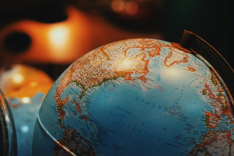 Globus mit Fokus auf Amerika und den Atlantik.