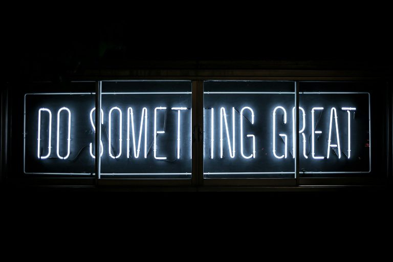 Neon-Schild mit der Aufschrift „Do Something Great“.