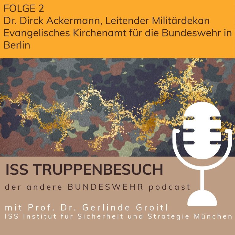 Coverbild Folge 2 Podcast-Episodenlogo mit Mikrofon und camouflagefarbenem Hintergrund. Titel und Autoren angegeben.