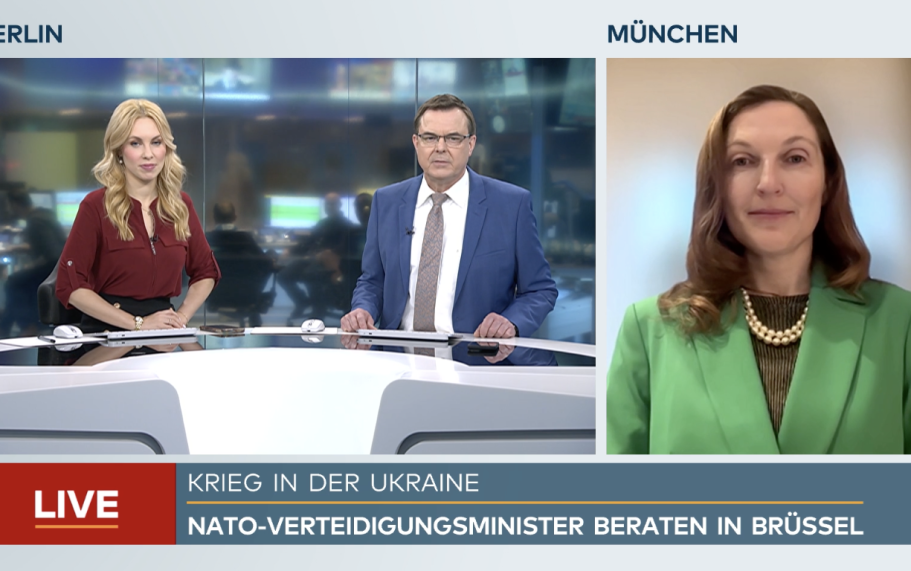 Phoenix Runde USA unter Trump Diskussionsrunde im TV-Studio mit vier Personen am Tisch und einer remote zugeschalteten Person.