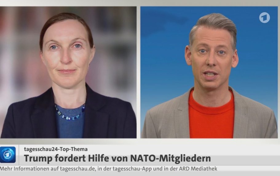 Phoenix Runde USA unter Trump Diskussionsrunde im TV-Studio mit vier Personen am Tisch und einer remote zugeschalteten Person.