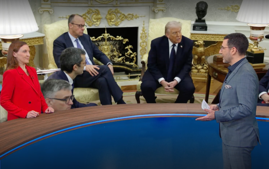 BR24 Interview Nachrichtenszene im Fernsehstudio mit US-Präsident Trump und Bundeskanzler Merz im Hintergrund.