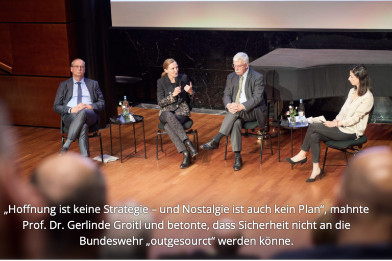 Zeitwende on Tour Diskussion auf einer Bühne mit mehreren Sprechern und Publikum im Hintergrund.