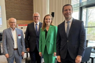 Zeitwende on Tour Diskussion auf einer Bühne mit mehreren Sprechern und Publikum im Hintergrund.