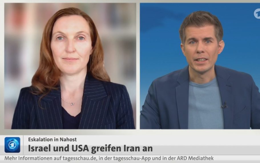 Phoenix Runde USA unter Trump Diskussionsrunde im TV-Studio mit vier Personen am Tisch und einer remote zugeschalteten Person.
