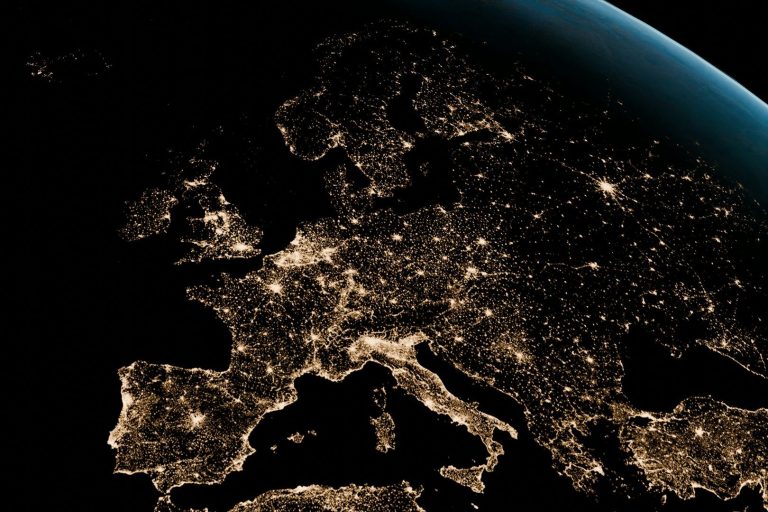 Europa bei Nacht, erleuchtet von Städten und Beleuchtungen.