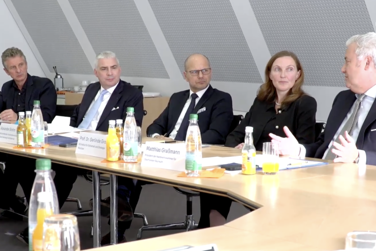 Zeitwende on Tour Diskussion auf einer Bühne mit mehreren Sprechern und Publikum im Hintergrund.