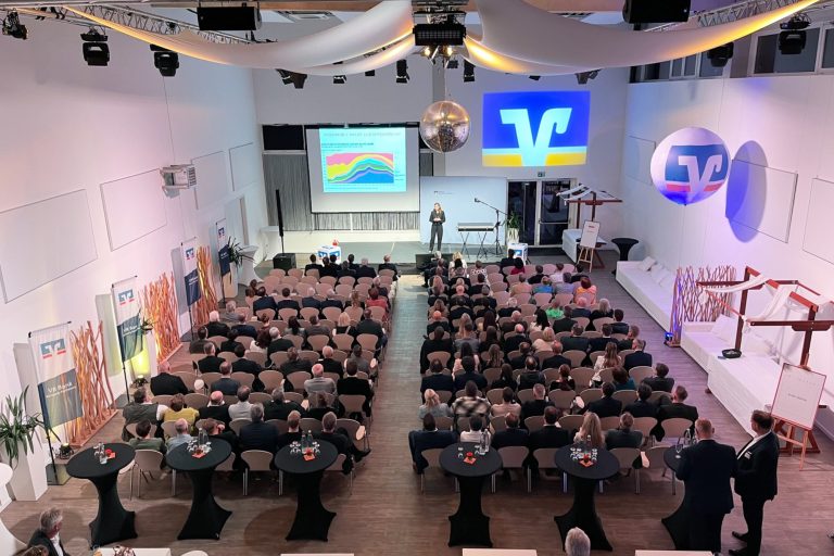Zeitwende on Tour Diskussion auf einer Bühne mit mehreren Sprechern und Publikum im Hintergrund.