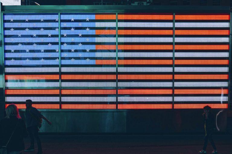 Leuchtende amerikanische Flagge mit roten, weißen und blauen Streifen.