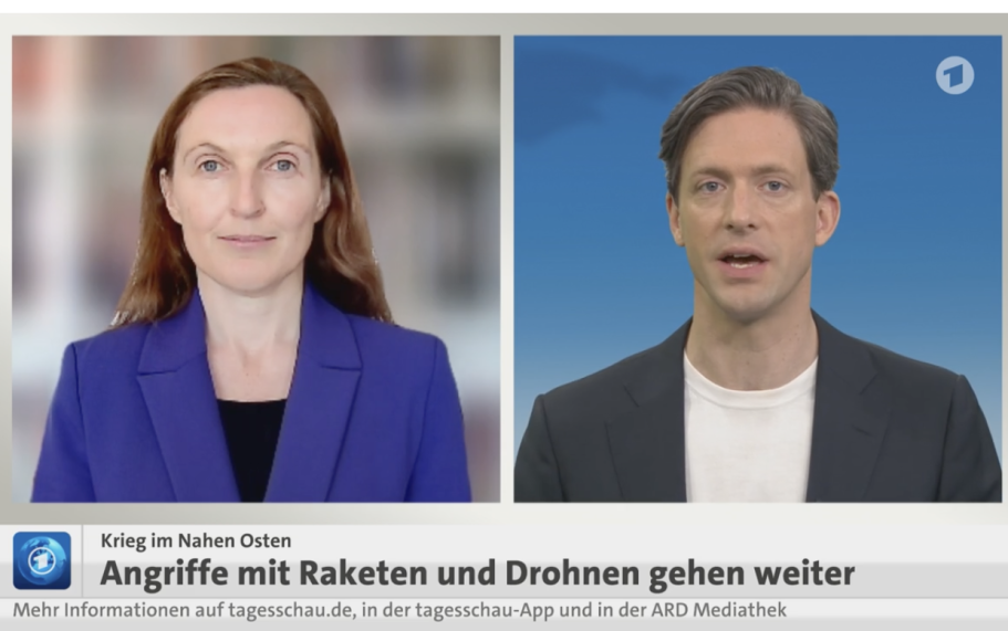 Phoenix Runde USA unter Trump Diskussionsrunde im TV-Studio mit vier Personen am Tisch und einer remote zugeschalteten Person.