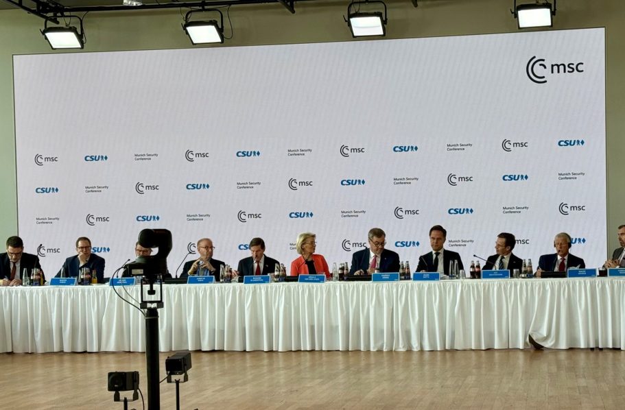 Transatlantisches Forum MSC Konferenz mit mehreren Sprechern an einem Tisch vor einer Logo-Wand.