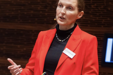 Zeitwende on Tour Diskussion auf einer Bühne mit mehreren Sprechern und Publikum im Hintergrund.