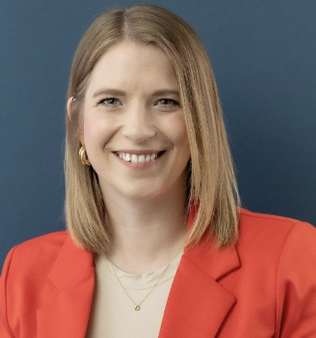 Frau mit rotem Blazer und blonden Haaren